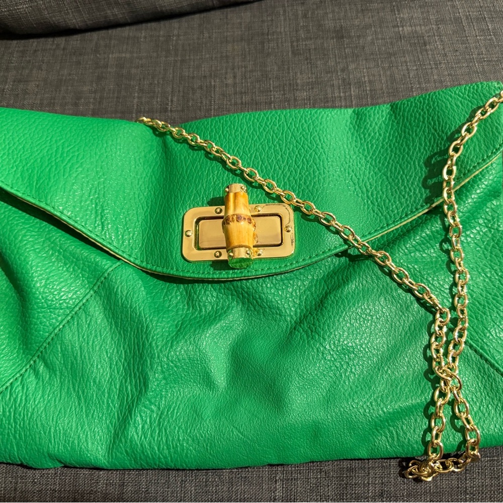 NWT Bright green faux leather kelly green purse w/gold chain and rattan lock
